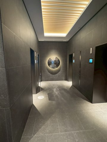 重厚感のある共用部が、建物全体の印象を引き締めます。管理の整った雰囲気が伝わる空間です。