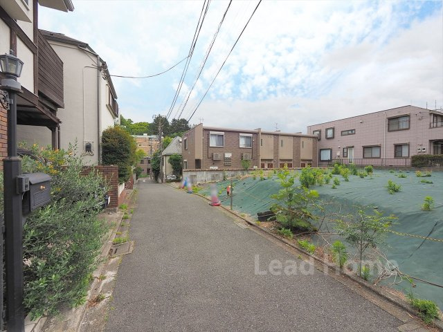 車通りが少なく落ち着いた周辺環境が魅力的です！小さなお子様がいるご家庭も安心して暮らせますね♪