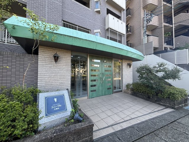 エントランス外観♪エントランス扉もエメラルドグリーン色で緑区にぴったりな配色です♪