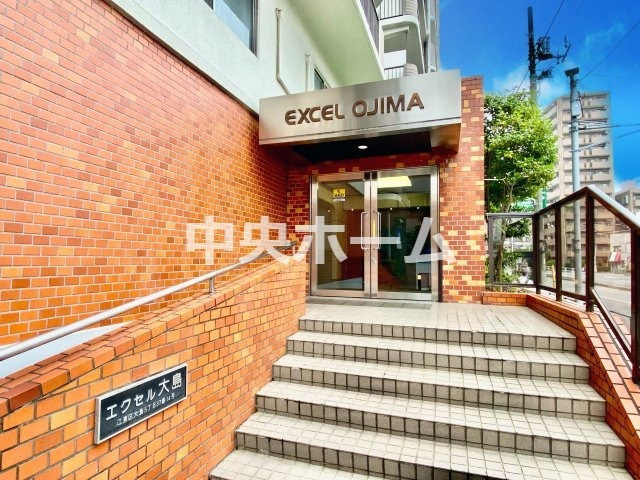 【エントランス】マンションのエントランスは、その物件の印象を決める、顔とも言える場所です。毎日通る場所ですからきれいなのが一番です。エントランス内はオートロックですので暮らしの安全も確保されています。