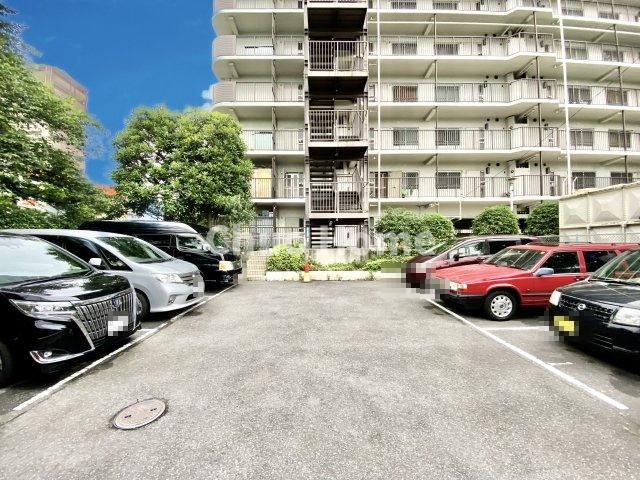 【敷地内駐車場】最新の空き状況や費用などの詳細は担当スタッフまでお問い合わせください。