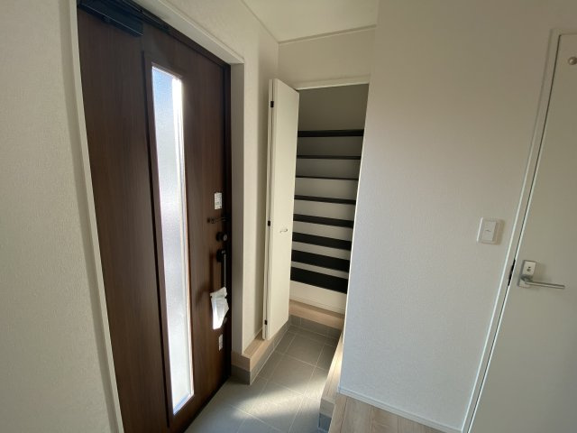 同施工　◆玄関の写真です◆　お洒落な玄関からの外出は気分が良いですね♪　　玄関床タイルは、掃除がしやすく、表面はノンスリップ仕上なので、雨の日　もすべりにくくて安心です。　　　　　