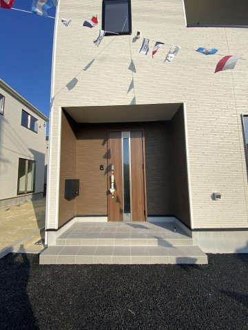 同施工　◆玄関の写真です◆　家族の帰りを待ち、訪れる方を優しく迎える。　そんな安らぎに満ちた生活空間にピッタリの玄関ですね♪（＾＾）　