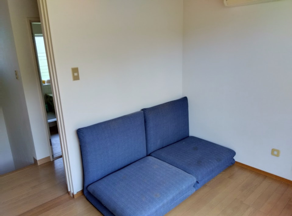 明るい色のフロ－リングと白壁が、お部屋全体を明るく見せてくれます。シンプルな間取りなので、家具の配置も自由自在です。