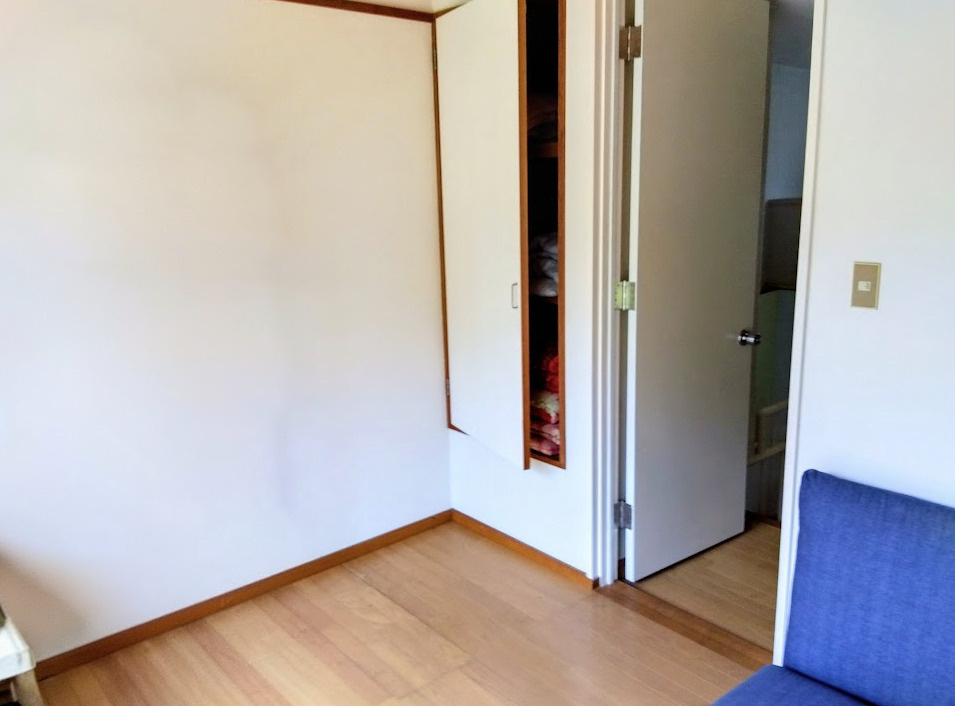 限られたスペ－スを有効に使える壁面収納を完備しています。収納が入り口付近にあるため、帰宅後の着替えや片付けもスム－ズです。