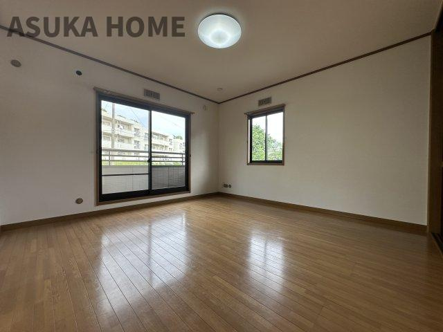 バルコニーのある居室です。窓が多く自然光でも室内が明るいですね。