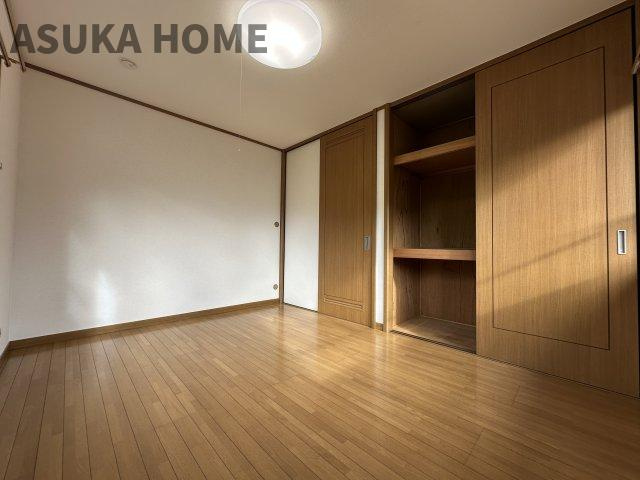 収納付きでお子様の成長に合わせた家具の配置がしやすいお部屋です。