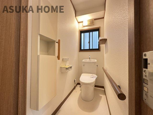 新規交換済！温水洗浄便座のトイレ設備です。トイレ内には手すりもついています。