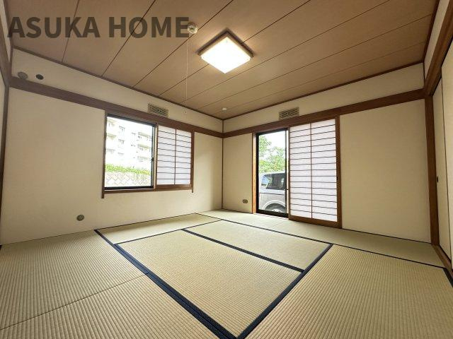 モダンでお洒落な和室は家の雰囲気を一変させます♪たまにはここでのお昼寝もよさそうですね。