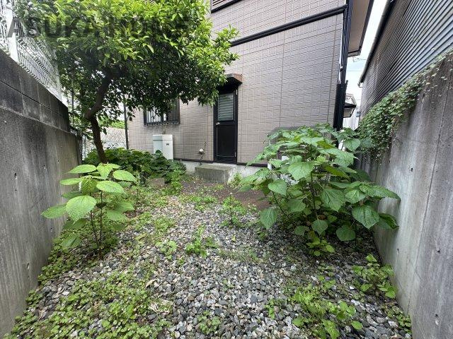 ガーデニングや家庭菜園も楽しめそうな庭付きです。