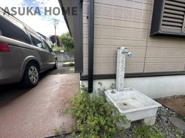 立水栓付きなので、庭でお花の手入れなどもしやすそうですね。