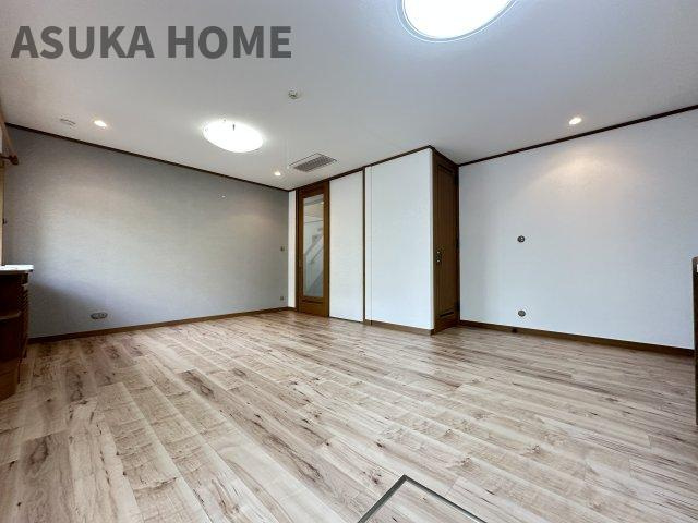 2面採光の明るいLDKは2WAY扉で導線◎です。
