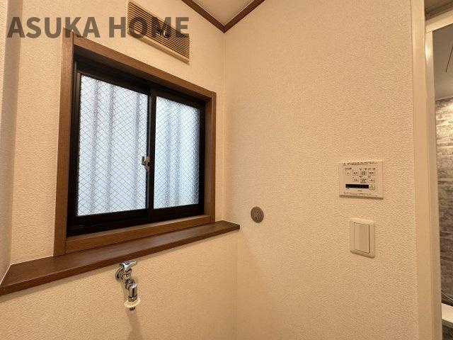 洗面所は窓付きで換気のしやすそうですね。お風呂は浴室乾燥機完備です。