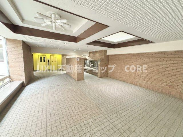 ロビーとは玄関に続く通路を兼ねた広間。共用部分になります。