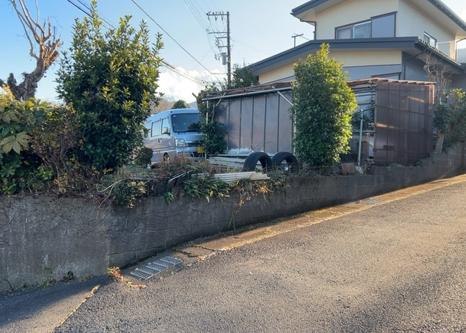 土地の形が極端に長細かったり、狭小地、あるいは道路との高低差がある傾斜地だった場合、後々売ろうとしても買い手がつかない場合もあります。後々、売却することになった時に価値の下がらない土地を選びましょう。