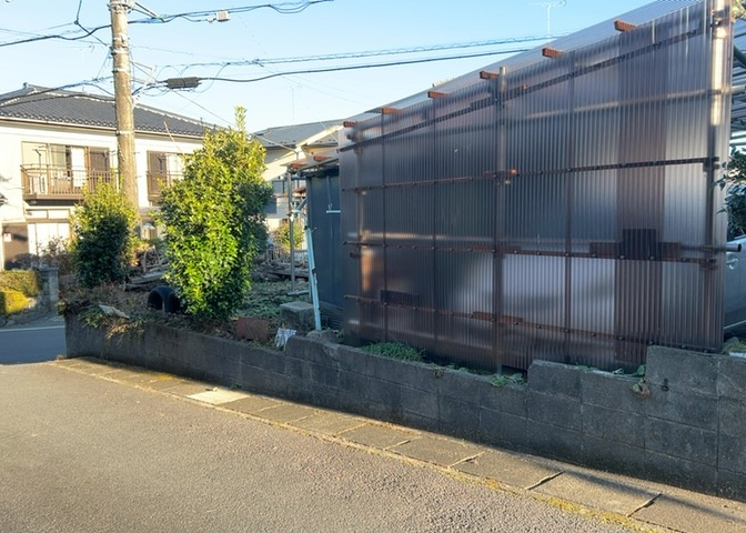 土地の面積＝住宅面積ではありません。建ぺい率の問題などで、土地のある場所によって住宅を建てられる面積は限られています。高さもしかり、「土地」という言葉の中には、建築条件も含まれると考えておきましょう。