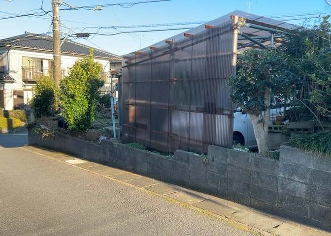 家を建てる場合、方位は要チェックです。現実的に日当たりのよい家ならばリビングは南側、建築基準法でも北側に当たる家への配慮は求められています。土地を見学に行く際は、方位磁針を持って行くようにしましょう。