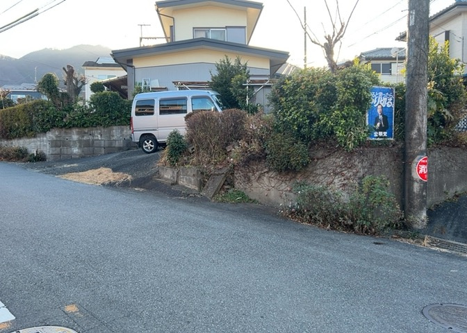 土地の前の道路に消火栓が設置されていることがあります。この場合、道路交通法第45条第1項により、駐車禁止の場所が指定されています。そのため、車庫などの駐車スペースをつくることができない場合があります。