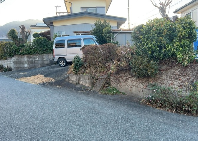 土地購入を検討されている場合、境界杭がない状態で購入してしまうと境界確定測量をする必要があり、費用がかかります。購入の前に、売主、隣土地所有者立ち合いのもと境界を確定し境界杭を設置するのがベストです。