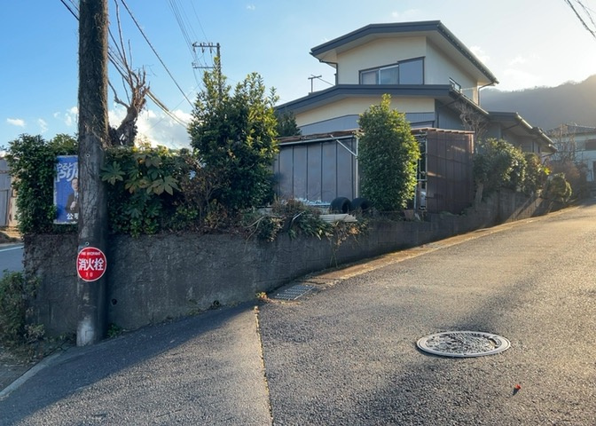 人が暮らすうえで日光は大切な要素となります。日当たりの良さは譲れないポイントですね。併せて近くに大きな建築物の建築予定がないか、あるいはそれが可能な土地が近くにないか事前に確認することもお勧めします。