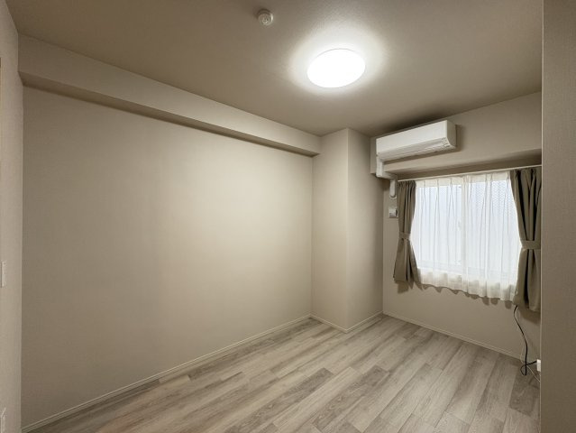 主寝室としても使いやすい広さです。落ち着いた色合いの内装で、ゆったりとくつろげるプライベート空間を演出できます。さらにWICが隣接しており、衣類や季節用品などをまとめて収納可能となっております。