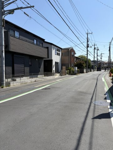 南側は約8.1mの開放的な公道に面しており　、陽当たりが良く車の出し入れもスムーズです　。西側約4mの私道にも接する角地のため　、開放感があり、すっきりとした綺麗な街並みも魅力です　。