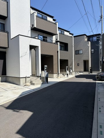 西側は幅員約4mの私道に面しています　。車の通り抜けがなく、小さなお子様がいるご家庭でも安心感のある環境です。南側公道と合わせた角地のため　、開放感もしっかりと確保されています。