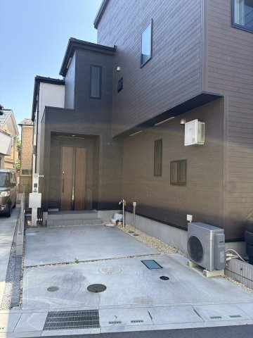 玄関前にスムーズに駐車できるコンクリート敷きのカースペースを完備。西側私道に面しており、落ち着いて駐車できます　。便利な外水栓も近くにあるため、愛車の洗車や掃除にも大活躍します。