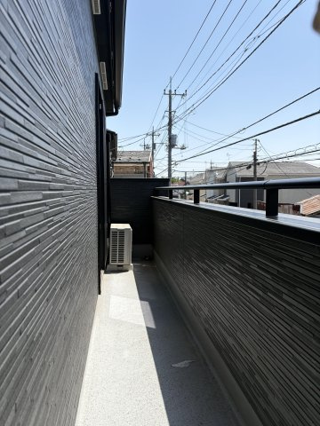 南側に面した陽当たり抜群のワイドバルコニー。2部屋から出入りできる便利な動線で、お洗濯物や布団干しも快適です。黒を基調としたシックで高級感のあるサイディング外壁が、洗練された外観を演出します。