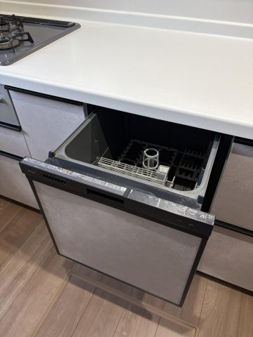 家事の手間を大幅に軽減するビルトイン食器洗い乾燥機を完備　。手荒れを防ぎ、高温洗浄で衛生面も安心です。キッチンにすっきりと収まるスライドオープン型で、日々の片付けがスムーズになります。