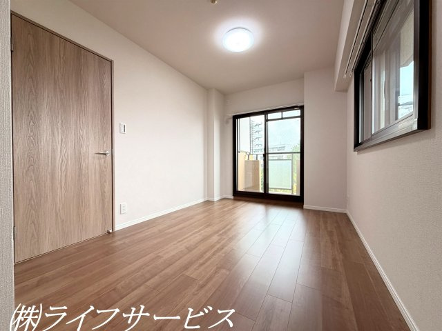 洋室6.1帖／オープンクローゼット＆棚あり！窓2面あり！バルコニーに面しています！