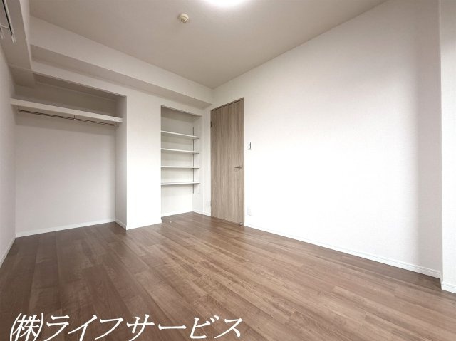 洋室6.1帖／オープンクローゼット＆棚あり！窓2面あり！バルコニーに面しています！