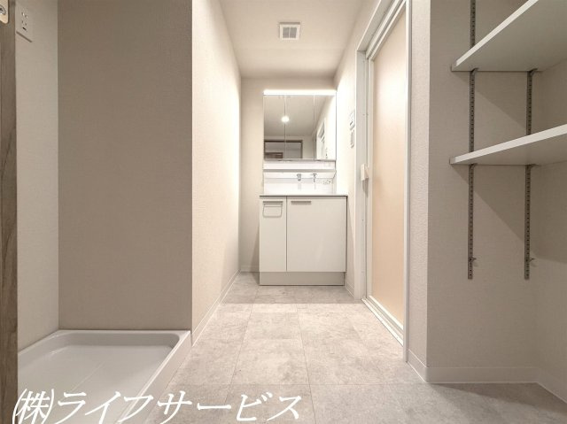 洗面室／可動棚あり！洗面化粧台、洗濯パン新調！