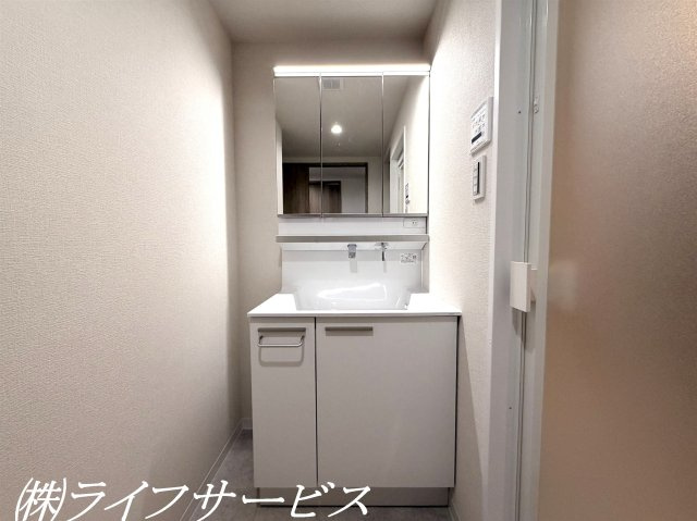 三面鏡タイプのシャワー付洗面化粧台／小物類をしっかりと収納可能です！