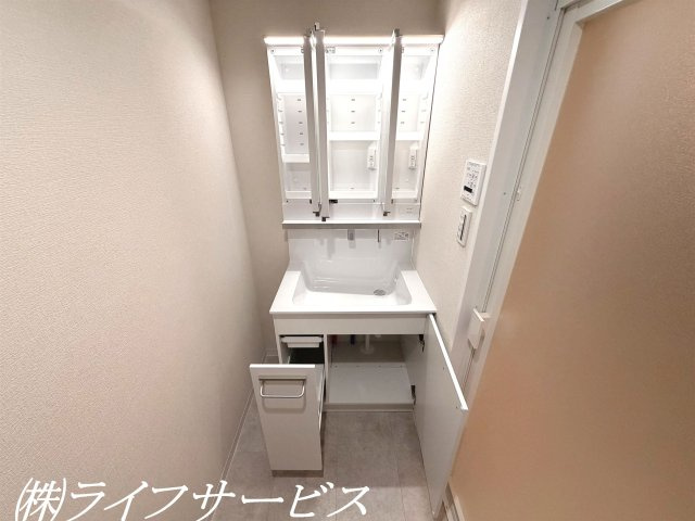三面鏡タイプのシャワー付洗面化粧台／小物類をしっかりと収納可能です！