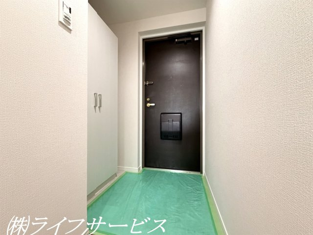 玄関／天井高のシューズボックスあり！