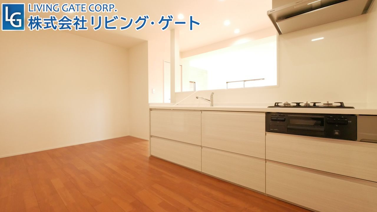 新品交換済みのシステムキッチン。ご家族の様子を見ながら料理が出来るカウンターキッチン。