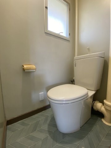 トイレ新規交換済。クロス・CF貼替も行っています