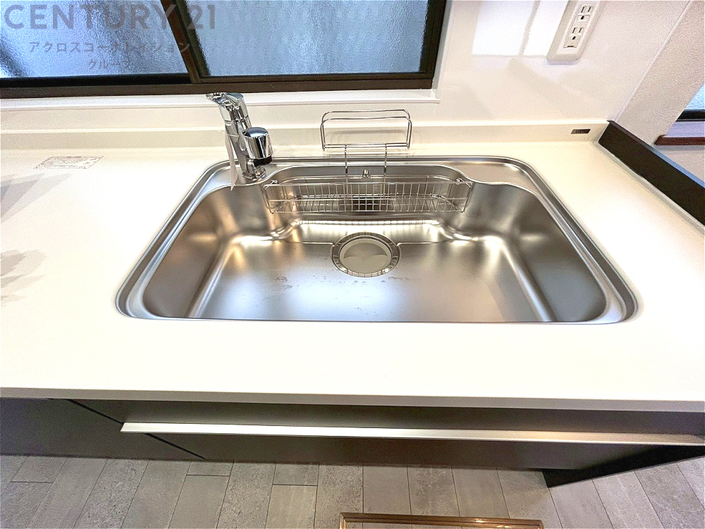 大きなシンクでお鍋などの大きな調理器具を洗う際にも便利です。　