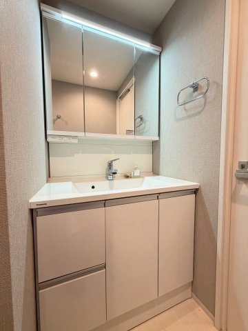 三面鏡裏収納付洗面化粧台。2021年3月に新規交換済み。