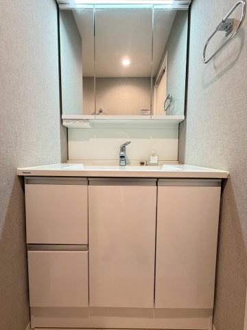 三面鏡裏収納付洗面化粧台。2021年3月に新規交換済み。