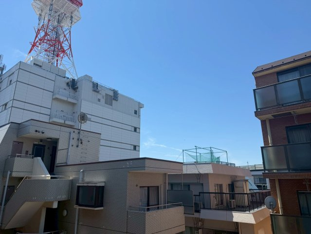 バルコニーからの眺望(南西側を望む)。日当たり良好です。