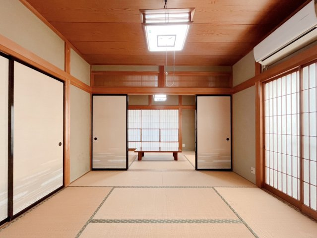 ■外観｜住宅街の中でも圧迫感が少なく、のびのびとした暮らしが叶う立地となっています。特徴のある個性的な住まい、そして住みやすい環境を、ぜひ現地でご覧になりませんか。お気軽にお問合せください(^^)　