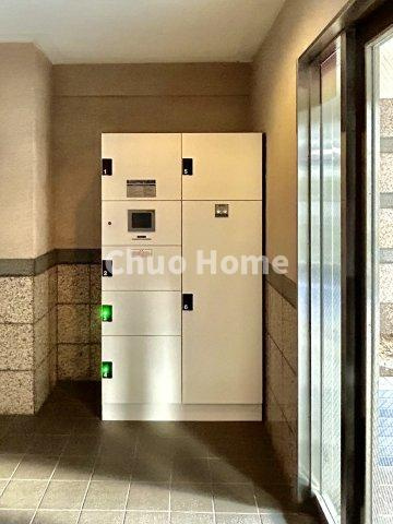 【宅配ボックス】在宅時・不在時に関わらず、居住者の代わりに非対面で宅配物を受け取ってくれる便利な設備です。わかりやすくご説明致しますので見学時にはお部屋だけではなく共用部分もぜひチェックしてください。