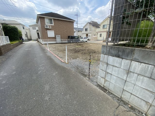 約4.2ｍのゆとりある道路幅員に面しており、お車の出し入れやすれ違いもスムーズ！運転が苦手な方でも安心して駐車できる環境です。静かで落ち着いた街並みで快適なカーライフをサポートします。