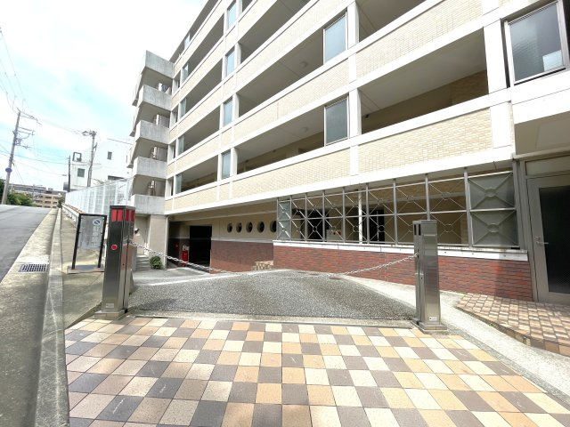 駐車場入り口。駐車場権利付きです。