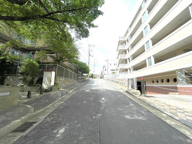 近くには飲食店もあります。