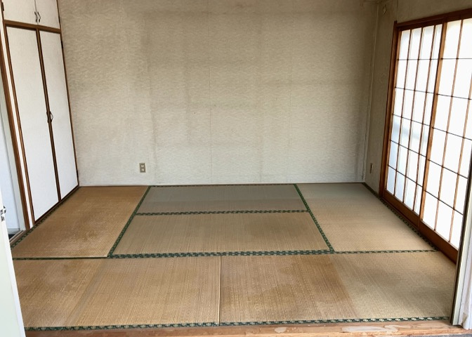 寝室でゆっくりと過ごすためにはベッド周りの適度な空間を担保することや窓の位置、照明の明るさ、寝室の広さなどを考える必要があります。自身や家族の構成とライフスタイルに併せて寝室にする部屋を選びましょう！