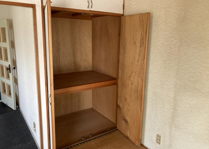 デザイン性を重視しすぎて収納が少なかった！なんてことにならないため、事前に現地で収納の数を確認しておくことをお勧めします。クローゼット以外にも床下収納や屋根裏収納、パントリーなどもチェックしましょう。