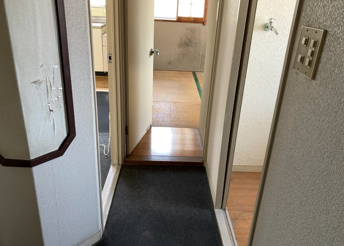 内装はとにかくおしゃれなものがいい！と選ぶ前に、まず住んだ後のことを想像してみましょう。住んでみたらコンセントの位置が悪くて使いにくいなど出てきます。事前にどの家電をどこに置くか想定しておきましょう。